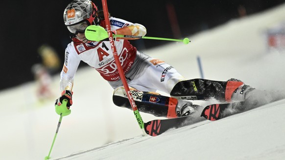 epa09679089 Petra Vlhova of Slovakia in action during the first run of the women&#039;s Slalom race of the FIS Alpine Skiing World Cup event in Schladming, Austria, 11 January 2022. EPA/CHRISTIAN BRUN ...