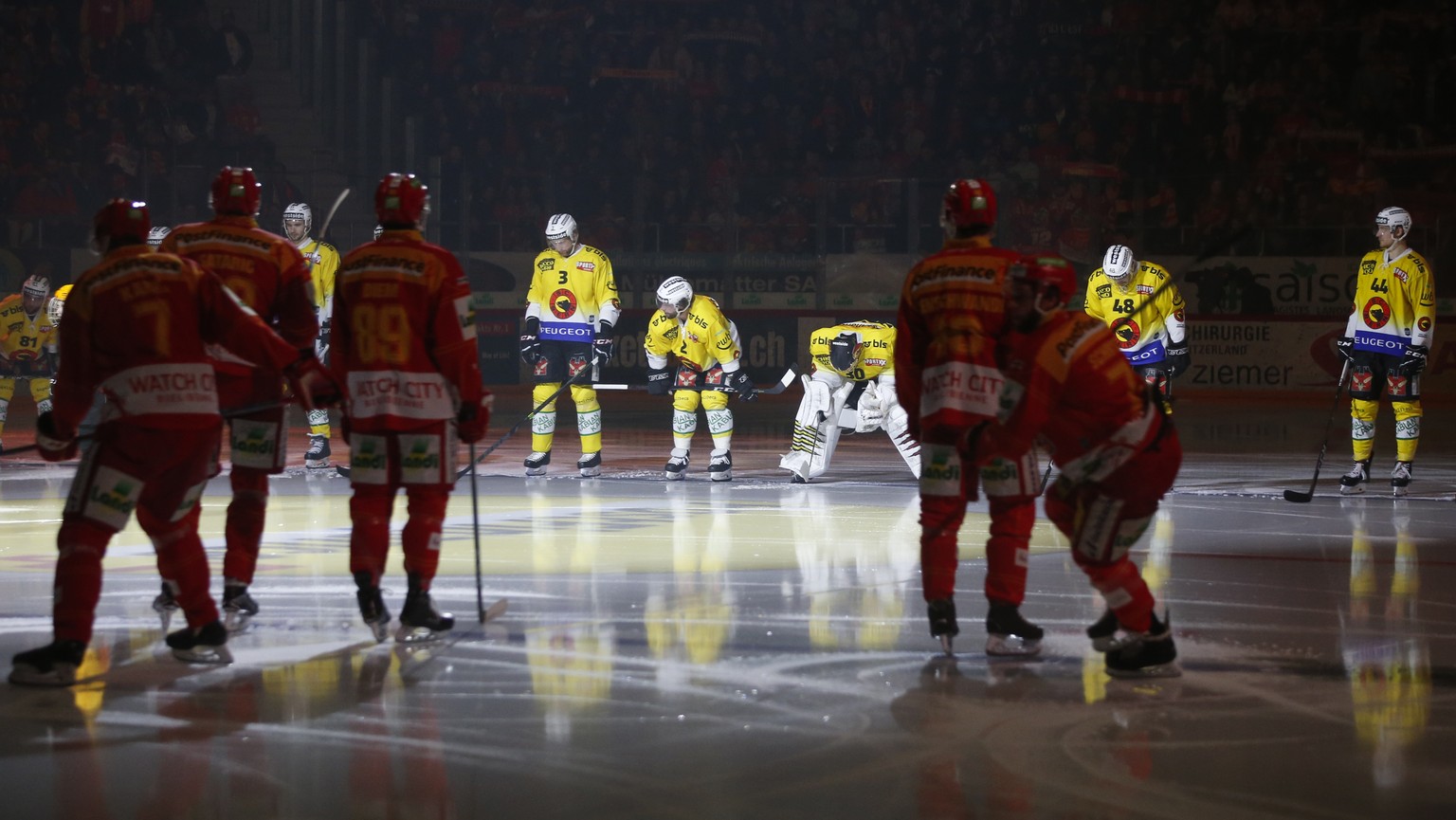 Berner und Bieler Spieler stehen auf dem Eis kurz vor dem Anpfiff zum vierten Eishockey Playoff-Halbfinalspiel der National League zwischen dem EHC Biel und dem SC Bern, am Dienstag, 2. April 2019 in  ...