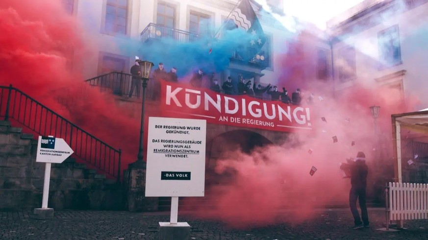 Protestaktion der Jungen Tat vor dem Regierungsgebäude in Aarau am 6. März 2023. Rechts im Bild Manuel. C., der Gründer und Chef der Gruppe.