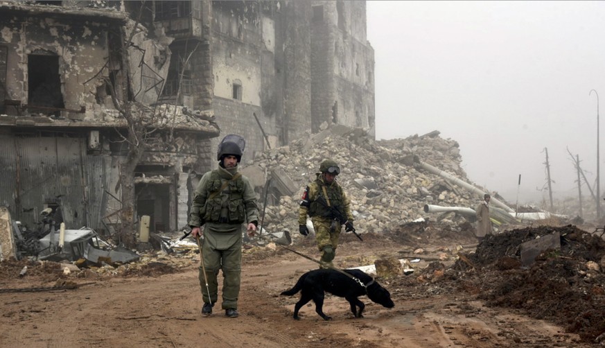 Russische Soldaten suchen in den Trümmern nach versteckten Minen. Laut dem russischen Aussenministerium soll der IS-Anführer Al-Baghdadi bei einem Luftangriff getötet worden sein.&nbsp;
