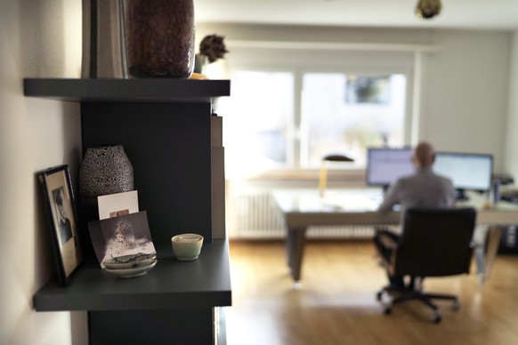 ZUM THEMATIK ARBEITEN IM HOME-OFFICE ALS SCHUTZMASSNAHME WAEHREND DER CORONA-PANDEMIE STELLEN WIR IHNEN FOLGENDES NEUES BILD ZUR VERFUEGUNG. WEITERE BILDER FINDEN SIE AUF visual.keystone-sda.ch --- Ei ...