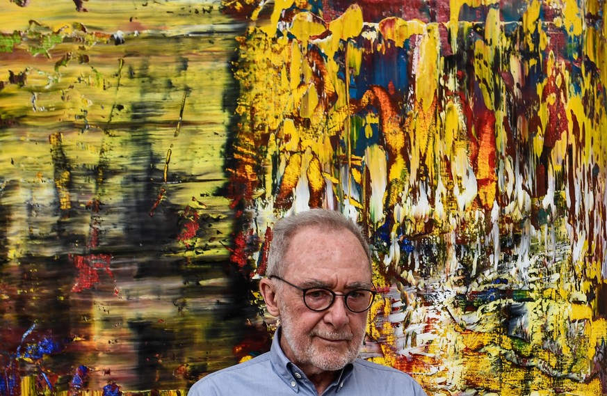 epa05974160 German artist Gerhard Richter poses with his Abstract painting after a press conference of his exhibition the &#039;Gerhard Richter.New Paintings&#039; in the Albertinum Modern Art Museum  ...