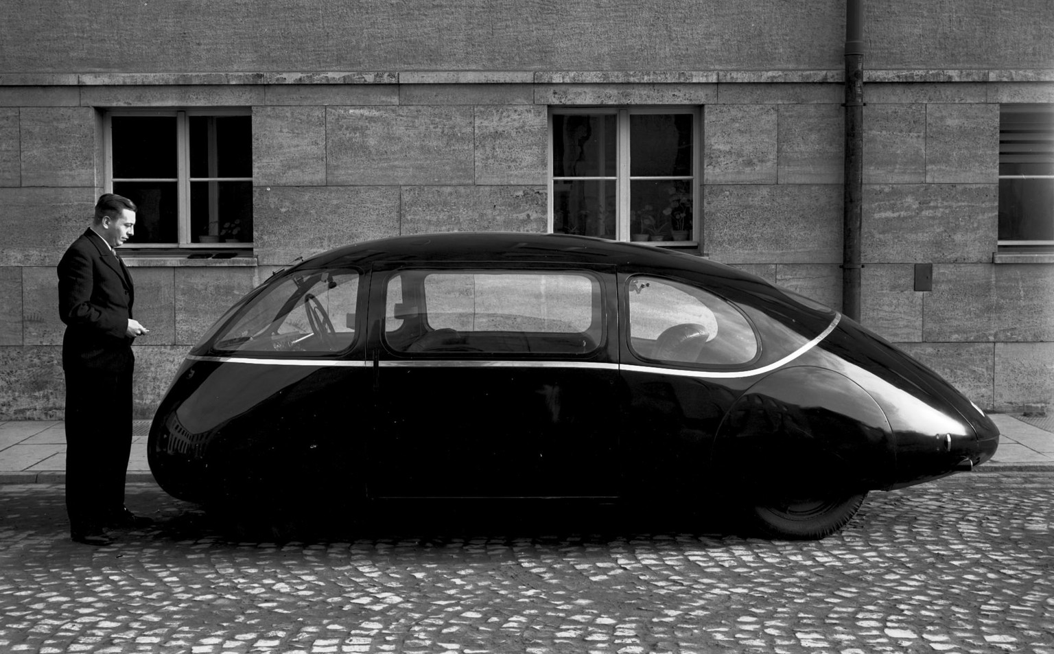 The Schlörwagen, an experimental vehicle, in Germany in 1939.
https://imgur.com/gallery/z7cNXb9