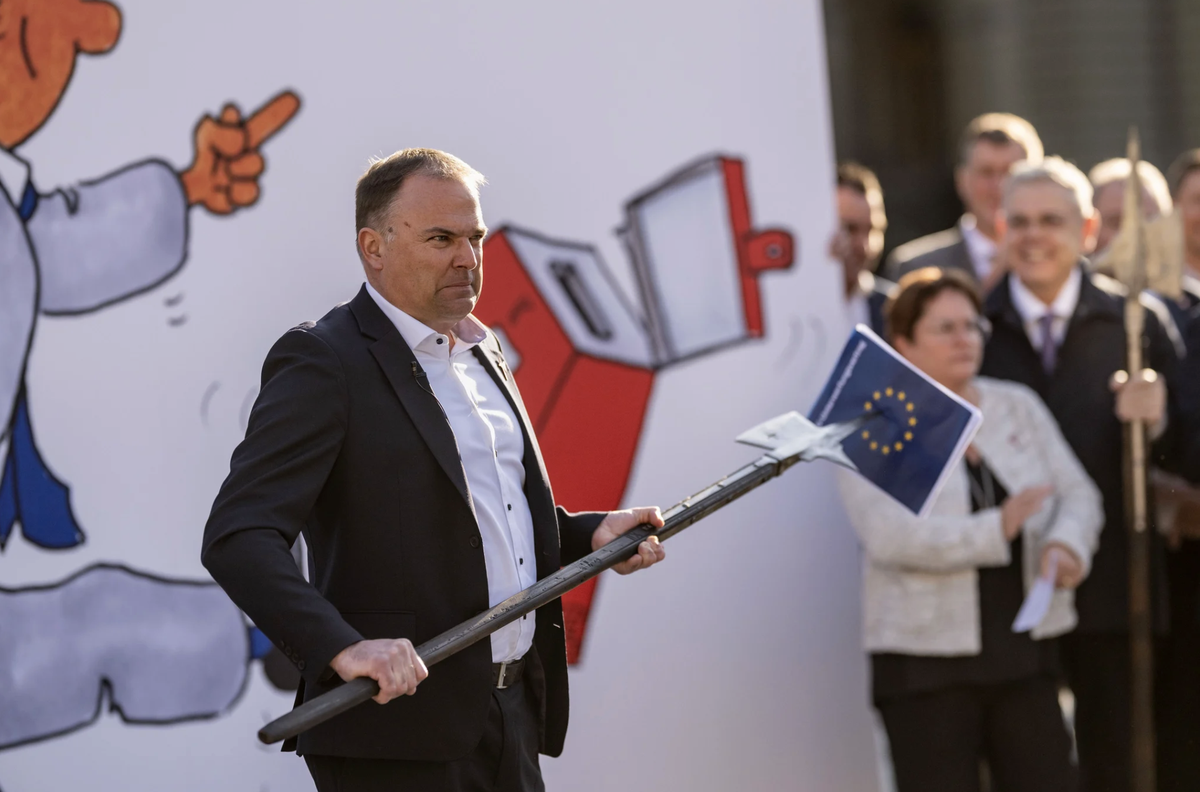 SVP-Präsident Marcel Dettling macht mit einer Hellebarde gegen die neuen EU-Verträge mobil.