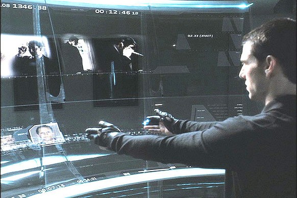 Tom Cruise fragt in «Minority Report» Verbrechen ab, die in der Zukunft stattfinden werden.