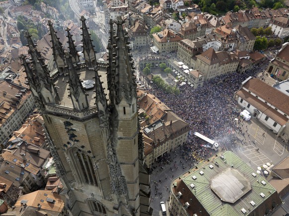 Les joueurs et supporters fribourgeois fetent leur premier titre de champions suisses de National League devant la Cathedrale Saint-Nicolas de Fribourg, lors de la parade en l'honneur des hockeye ...