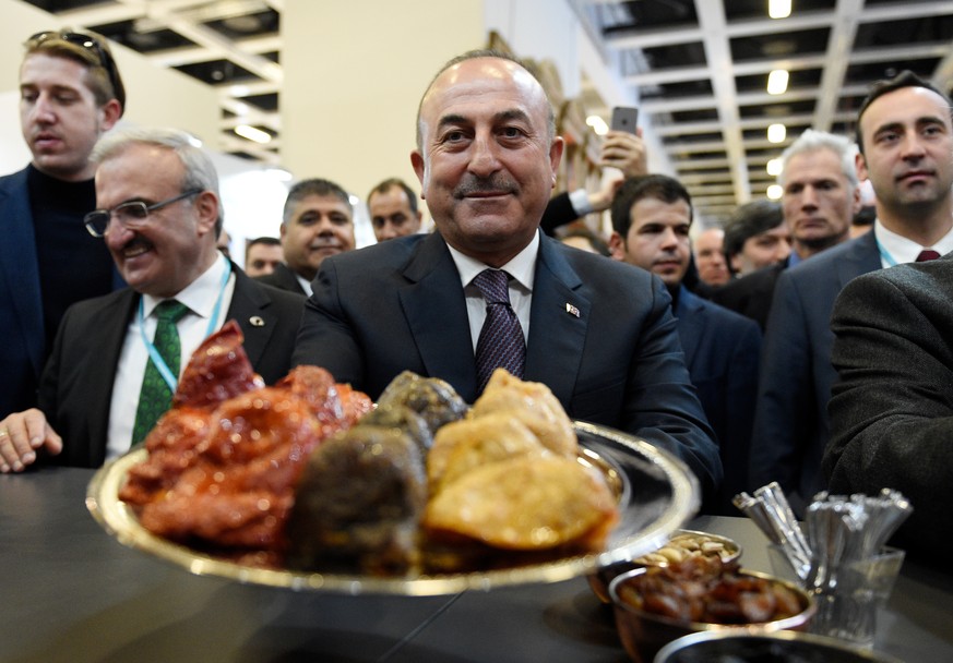 Der tuerkische Aussenministers Mevluet Cavusoglu reicht am 08.03.2017 auf dem Stand der Tuerkei auf der Internationalen Tourismus-Boerse in Berlin traditionelle Speisen. Cavusoglu traff sich zuvor mit ...