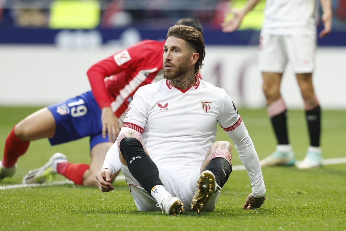 epa11042270 Sevilla FC's Sergio Ramos (C) sits on the ground during the Spanish LaLiga soccer match between Atletico Madrid and Sevilla FC, in Madrid, Spain, 23 December 2023. EPA/Chema Moya