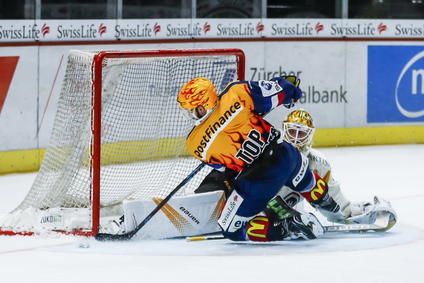 Der Zuercher Topscorer Robert Nilsson, links, vergibt einen Penalty gegen Luganos Goalie Elvis Merzlikins, waehrend dem Eishockey-Meisterschaftsspiel der National League zwischen den ZSC Lions und dem ...