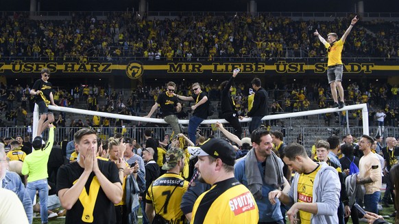 ARCHIV - ZUM KEYSTONE-SDA-TEXT UEBER DIE MEISTERFEIER 2018 VON YB STELLEN WIR IHNEN FOLGENDES BILDMATERIAL ZUR VERFUEGUNG - YB Fans jubeln nach den Sieg in der Fußballfeld nach dem Super League Spiel  ...