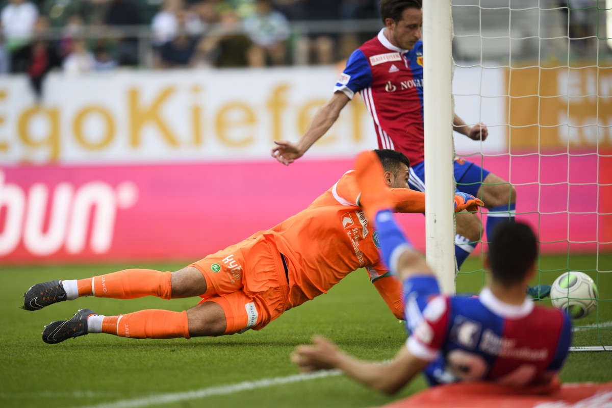 Basel's Mohamed Elyounoussi, rechts, trifft zum 1-1 gegen St. Gallens Torhueter Dejan Stojanovic, beim Fussball Super-League Spiel zwischen dem FC St. Gallen und dem FC Basel, aufgenommen am Sonn ...