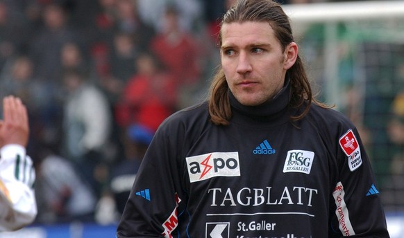 Ersatztorhueter Marc Zellweger verlaesst das Spielfeld, im Fussballspiel FC St. Gallen gegen BSC Young Boys, am Sonntag, 22. Februar 2004, im Espenmoos in St. Gallen. (KEYSTONE/Regina Kuehne)