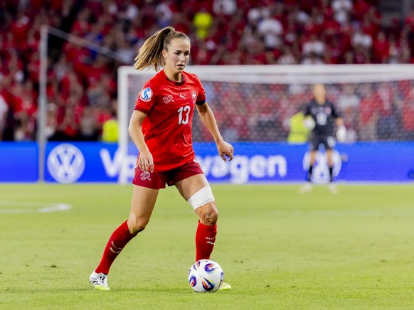 Switzerland&#039;s Lia Waelti controls the ball, during the UEFA Women&#039;s EURO 2025 Group A soccer match between Finland and Switzerland at the Stade de Geneve stadium in Geneva, Switzerland, on T ...