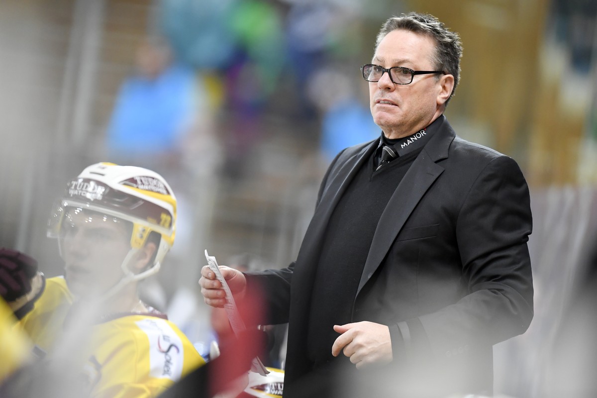 ARCHIV - ZUR VERPFLICHTUNG VON CHRIS MCSORLEY ZUM TRAINER VON GENF, AM DIENSTAG, 03. APRIL 2018, STELLEN WIR IHNEN FOLGENDE ARCHIVBILDER ZUR VERFUEGUNG ---- Head coach Chris McSorley von Genf, beim Ei ...