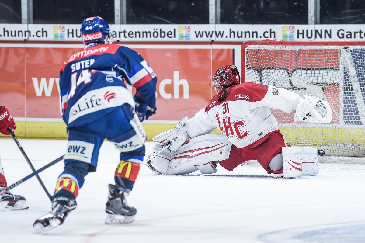 Zuerichs Pius Suter, links, erzielt das Tor zum 1-1 gegen Lausannes Torhueter Sandro Zurkirchen, im Eishockey Meisterschaftsspiel der National League zwischen den ZSC Lions und dem Lausanne HC, am Fre ...