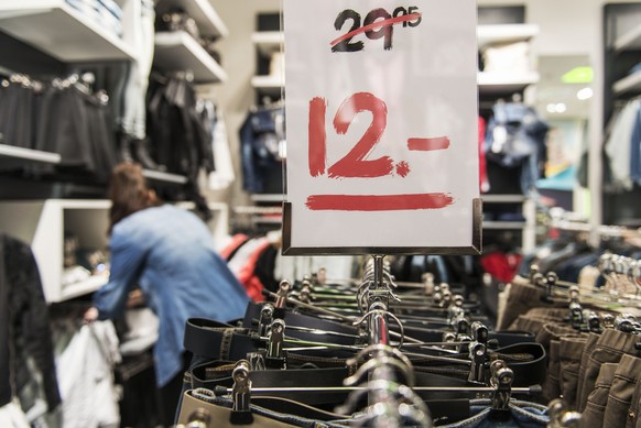 A saleswoman sorts clothes in the branch of the clothing company Chicoree in the Emmen Center in Emmenbruecke, Switzerland, on April 17, 2014. (KEYSTONE/Christian Beutler)

Verkaeuferin in einem Kleid ...