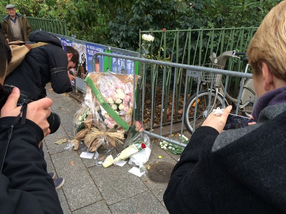 Vor dem Bataclan waren am Tag nach den Anschlägen zahlreiche Gedenkbekundungen zu sehen.