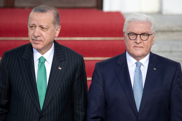 epa07053413 Turkish President Recep Tayyip Erdogan (L) and German President Frank-Walter Steinmeier during a reception at Bellevue Castle in Berlin, Germany, 28 September 2018. Erdogan comes to German ...