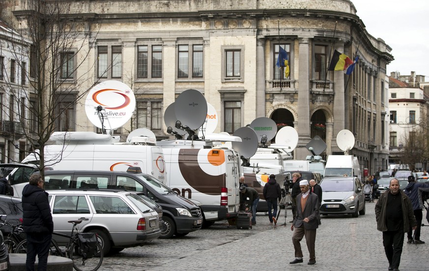 Übertragungswagen in Molenbeek: Das Brüsseler Viertel wurde nach den Terroranschlägen in Paris regelrecht von Medienleuten überrannt.