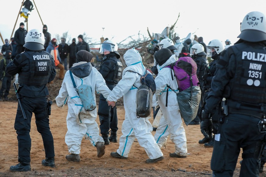 Erster Räumungstag im Ort Lützerath Die Vorbereitungen zur Räumung des Dorfes Lützerath laufen auf Hochtouren. Die Polizei räumt erste Barrikaden, trägt Demonstranten weg und räumt die Zuwegungen zum  ...