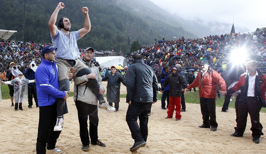 Daniel Boesch jubelt nach dem Sieg nach dem Schlussgang gegen Christian Schuler, beim Unspunnen-Schwinget 2011 am Sonntag, 4. September 2011 in Interlaken. (KEYSTONE/Peter Klaunzer)....Winner Danel Bo ...