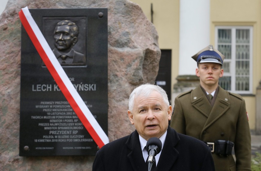Polens starker Mann Jaroslaw Kaczynski vor einer Gedenktafel für seinen beim Absturz getöteten Zwillingsbruder.