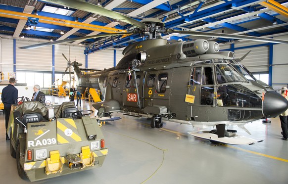 Wartung eines Super Puma bei RUAG in Emmen.