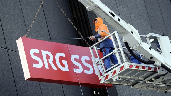 ARCHIVBILD ZUM STELLENABBAU BEI DER SRG, AM DONNERSTAG, 28. JUNI 2018 - Montage des neuen Logos SRG SSR beim Schweizer Fernsehen in Zuerich am Mittwoch, 2. Maerz 2011. (KEYSTONE/Walter Bieri)