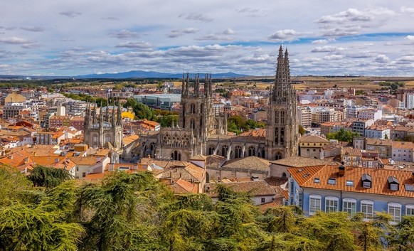 Die 88 Meter hohe Kathedrale von Burgos wäre im Vergleich zum Stahlbullen winzig.