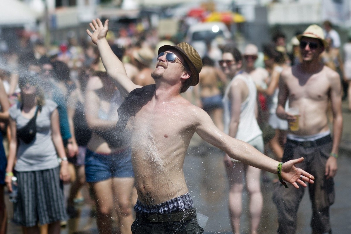 Festivalbesucher kuehlen sich ab beim OpenAir St. Gallen am Samstag, 30. Juni 2012, im Sittertobel in St. Gallen. (KEYSTONE/Ennio Leanza)