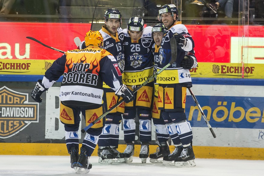 Jubel bei Zugs Garrett Roe, Zugs Raphael Diaz, Zugs Reto Suri, Zugs Lino Martschini und Zugs Viktor Stalberg, von links, beim Eishockeyspiel der National League zwischen dem EV Zug und Fribourg-Gotter ...