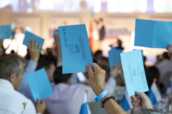 Eine Abstimmung der FDP Delegierten, anlaesslich der Delegiertenversammlung der FDP Schweiz vom Samstag, 28. Juni 2025 in Hergiswil im Kanton Nidwalden. (KEYSTONE/Urs Flueeler).