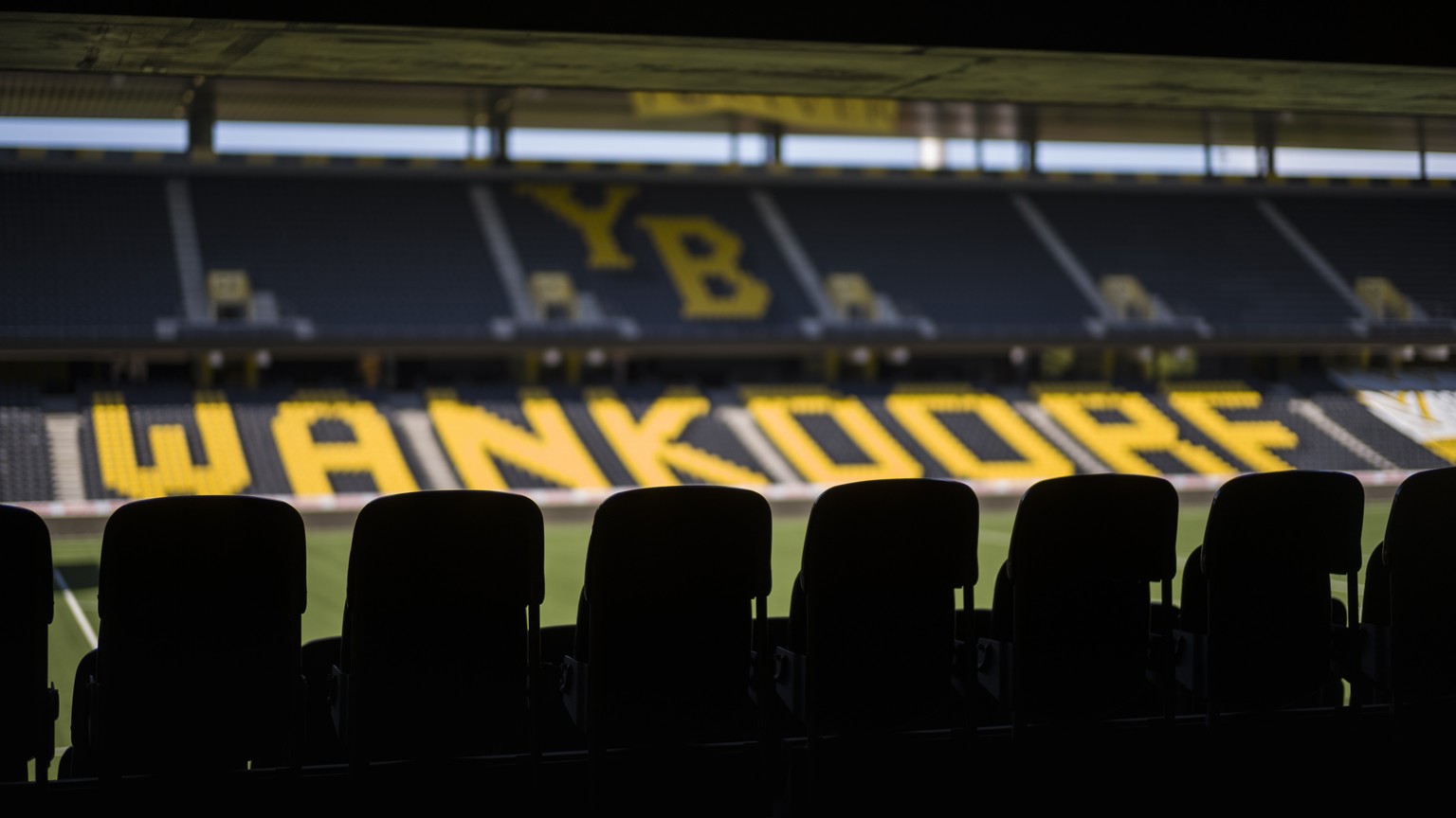 Die gelben Stuehle, welche den Schriftzug Stadion Wankdorf praesentieren, sind auf der Gegentribuene im Heimstadion der Young Boys fertig eingebaut, am Mittwoch, 1. Juli 2020 in Bern. Das 2005 eroeffn ...