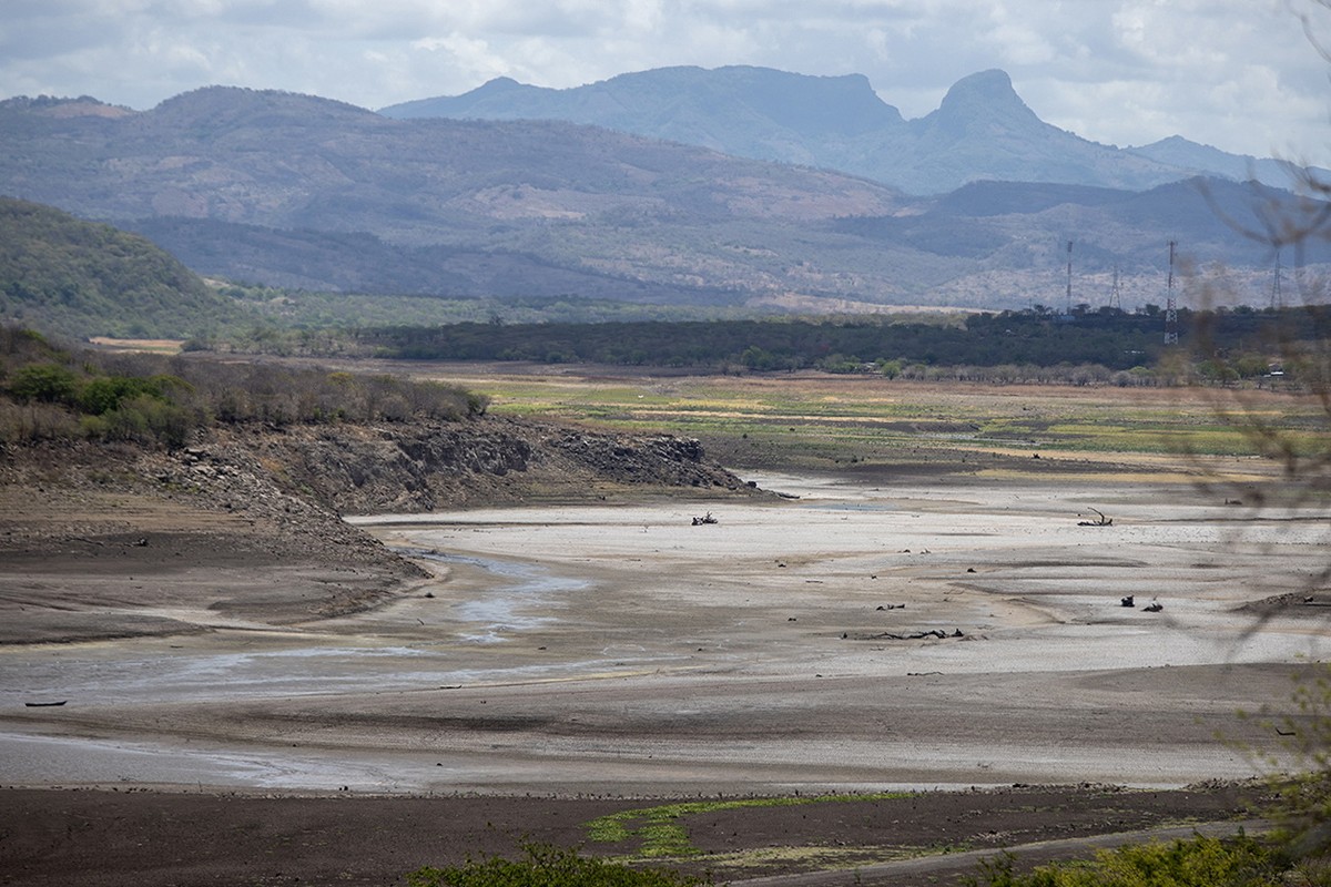 epa12993711 Las Canoas Dam's reservoir amid a drought in Teustepe, Nicaragua, 25 May 2026. The UN World Meteorological Organization (WMO) warned that climate extremes are increasing the risk of w ...