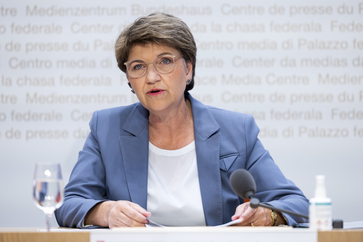 Bundesraetin Viola Amherd spricht waehrend einer Medienkonferenz des Bundesrates zur Gesamtkonzeption Cyber der Armee, am Mittwoch, 13. April 2022, in Bern. (KEYSTONE/Peter Klaunzer)