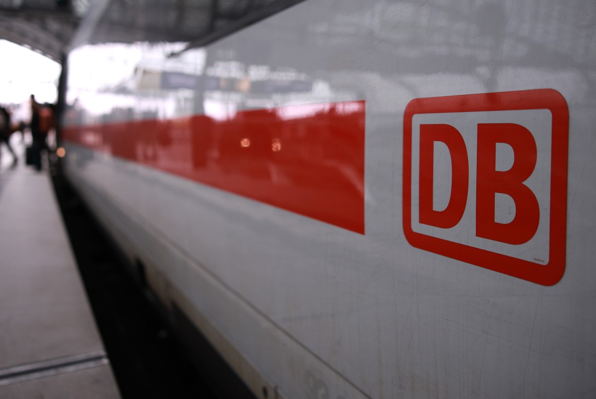 epa11991851 Passengers exit a Deutsche Bahn (DB) ICE train at Berlin Central Station in Berlin, Germany, 27 March 2025. The Deutsche Bahn AG held its annual results press conference on 27 March 2025.  ...
