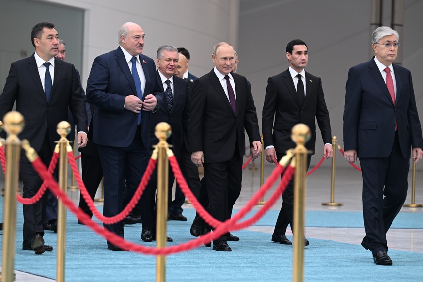 epa10242697 (L-R) Kyrgyzstan&#039;s President Sadyr Japarov, Belarusian President Alexander Lukashenko, Uzbekistan&#039;s President Shavkat Mirziyoyev, Russian President Vladimir Putin, Turkmenistan&# ...