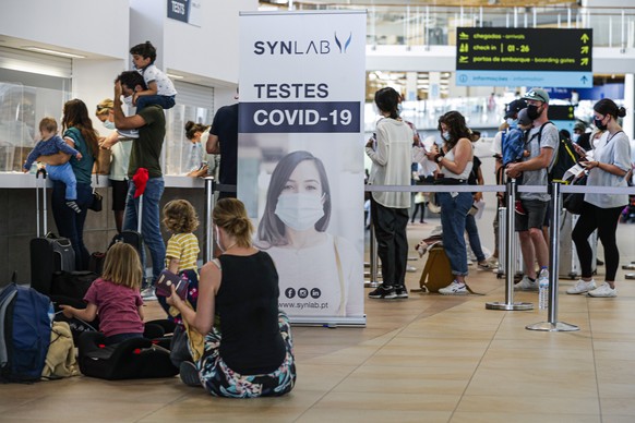 epa09250878 British tourists and residents line up to return to England at Faro airport, Algarve, Portugal, 06 June 2021. British Housing Minister Robert Jenrick on 04 June defended the &#039;ultra-ca ...