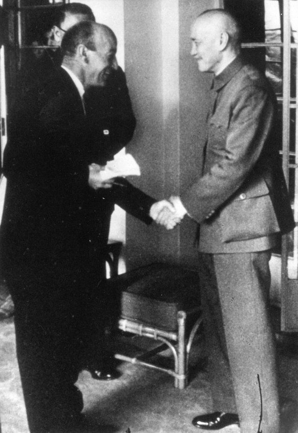 Fernand Gigon schüttelt die Hand des chinesischen Politikers Chiang Kai-shek, 1954.