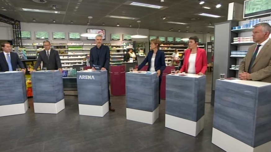 Thomas Aeschi (SVP), Josef Dittli (FDP), Moderator Sandro Brotz, Ruth Humbel (CVP), Barbara Gysi (SP) und Lorenz Hess (BDP). Nicht im Bild: Martin Bäumle (GLP) und Irène Kälin (Grüne).