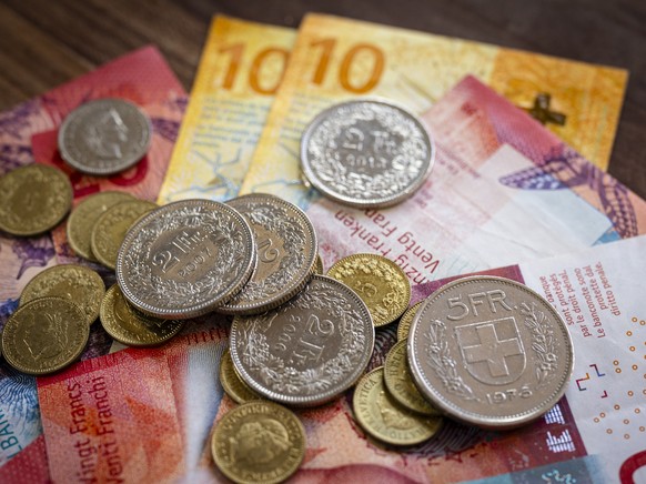 Schweizer Franken in Noten und Muenzen in dieser Illustrationsaufnahme, am Freitag, 13. Februar 2024 in Zuerich. Der Schweizer Franken hat nach der Bekanntgabe ueberraschend tiefer Inflationsdaten geg ...