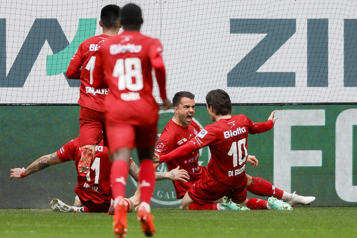 Torjubel Winterthur nach dem 2:1 durch Winterthurs Matteo Di Giusto, rechts, waehrend dem Meisterschaftsspiel der Super League zwischen dem FC St. Gallen und dem FC Winterthur am Sonntag, den 16. Apri ...