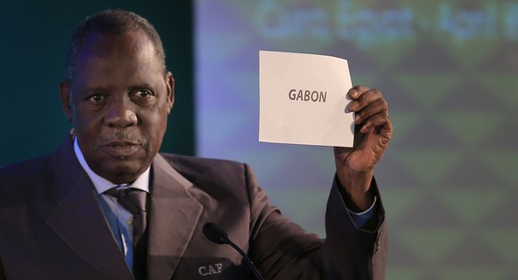 Issa Hayatou vetritt Blatter.