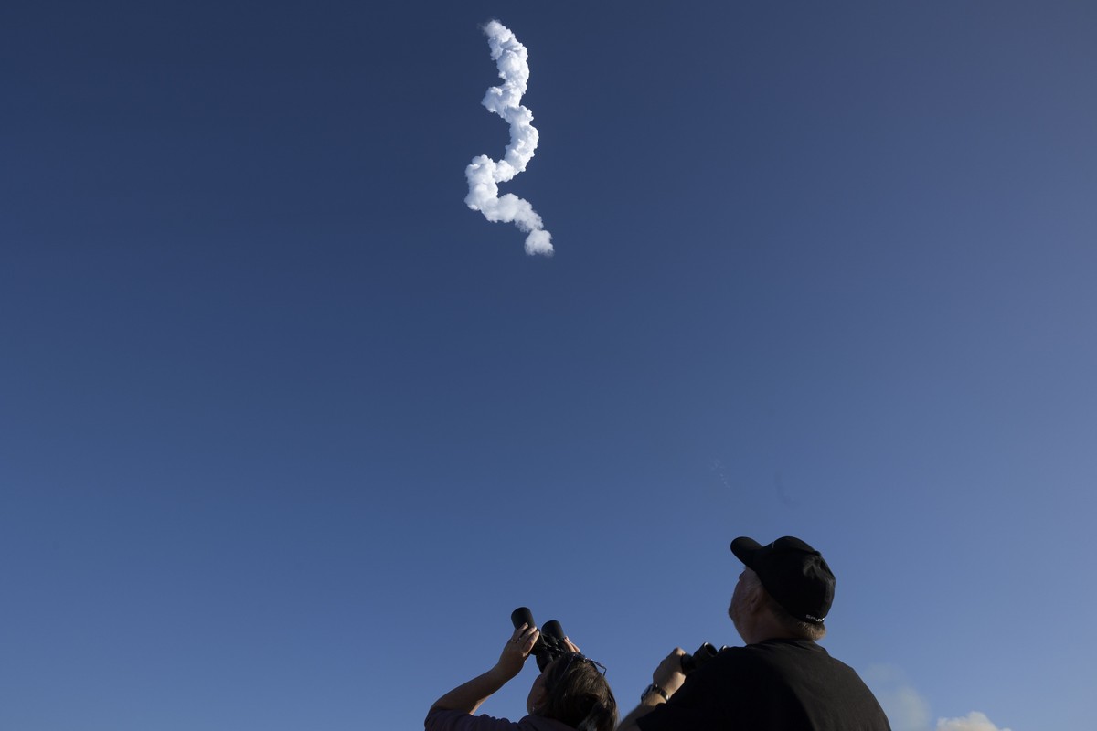 epaselect epa11829535 Spectators watch as the SpaceX 'Starship' rocket launches from the company's Starbase facility in Boca Chica, Texas, USA, 16 January 2025. This is the company' ...