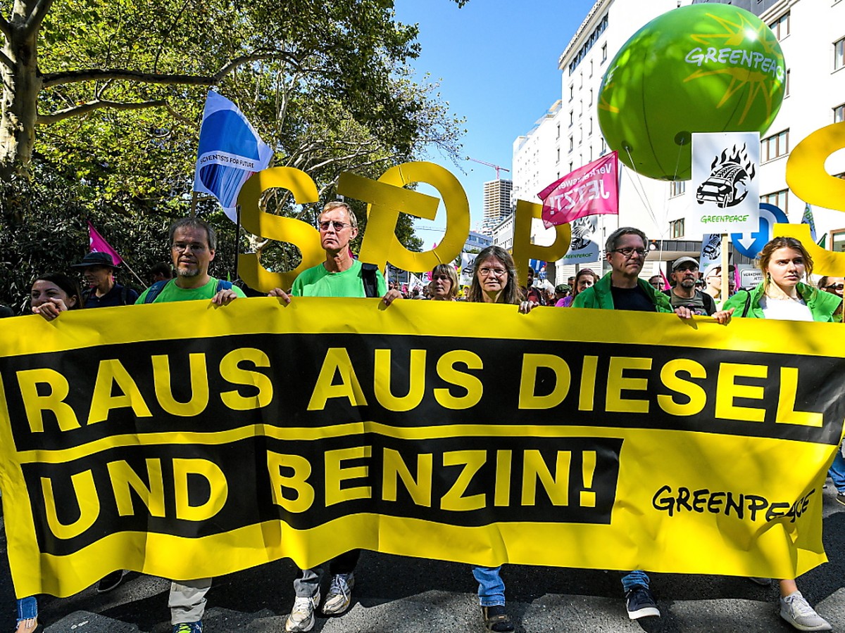 "Raus aus dem Verbrennungsmotor - Verkehrswende jetzt!" wurde am Samstag in Frankfurt gefordert.