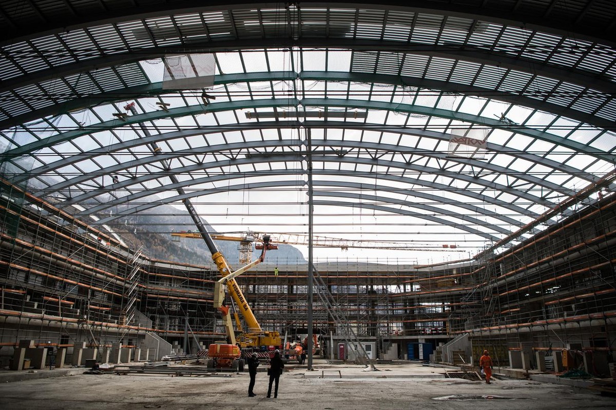 Innenansicht Baustelle des neuen Eishockeystadions "Pista la Valascia" des HC Ambri-Piotta, am Freitag, 20. November 2020, in Quinto. Im Maerz wurden die Bauarbeiten wegen der COVID-19-Pande ...