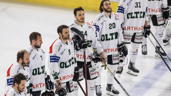 Kloten, Schweiz - 20. April 2022: Die Spieler des EHC Olten bei der Schweizer Nationalhymne. Im Fokus: 8 Simon Lüthi, 64 Joel Scheidegger und 20 Janis Elsener. Eishockey *** Kloten, Switzerland 20 Apr ...