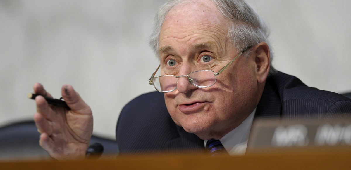 Senator Carl Levin ist zufrieden.