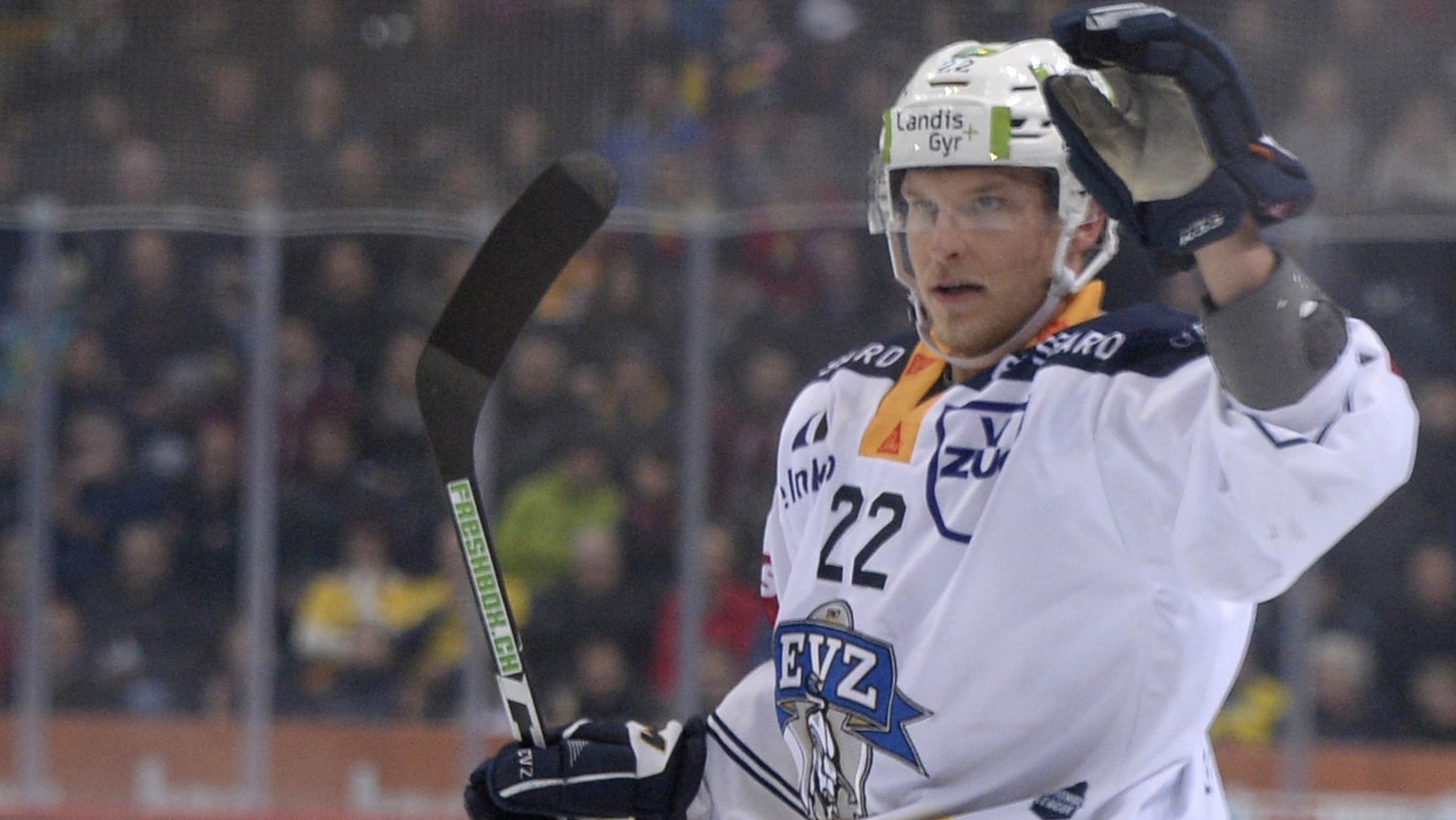 Zugs Torschuetze Santeri Alatalo jubelt zum 1:1, im ersten Eishockey Playoff-Finalspiel der National League zwischen dem SC Bern und dem EV Zug, am 11. April 2019, in der PostFinance Arena in Bern. (K ...