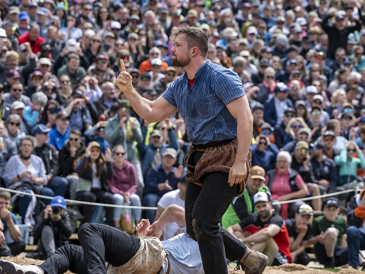 Fabian Staudenmann trifft im Anschwingen des Oberaargauischen Schwingfestes auf Domenic Schneider.